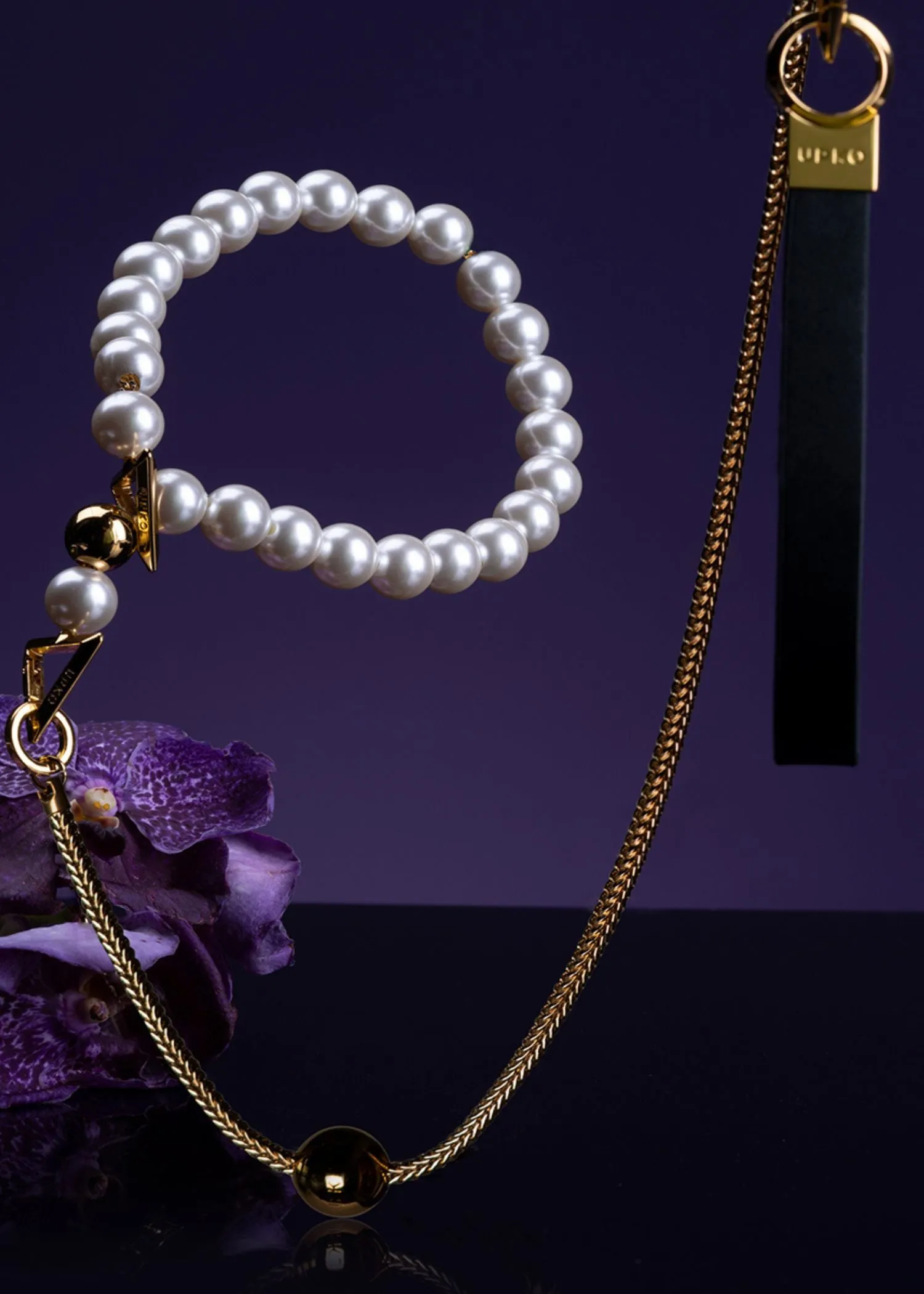 Moist Eyes Pearl Necklace Collar