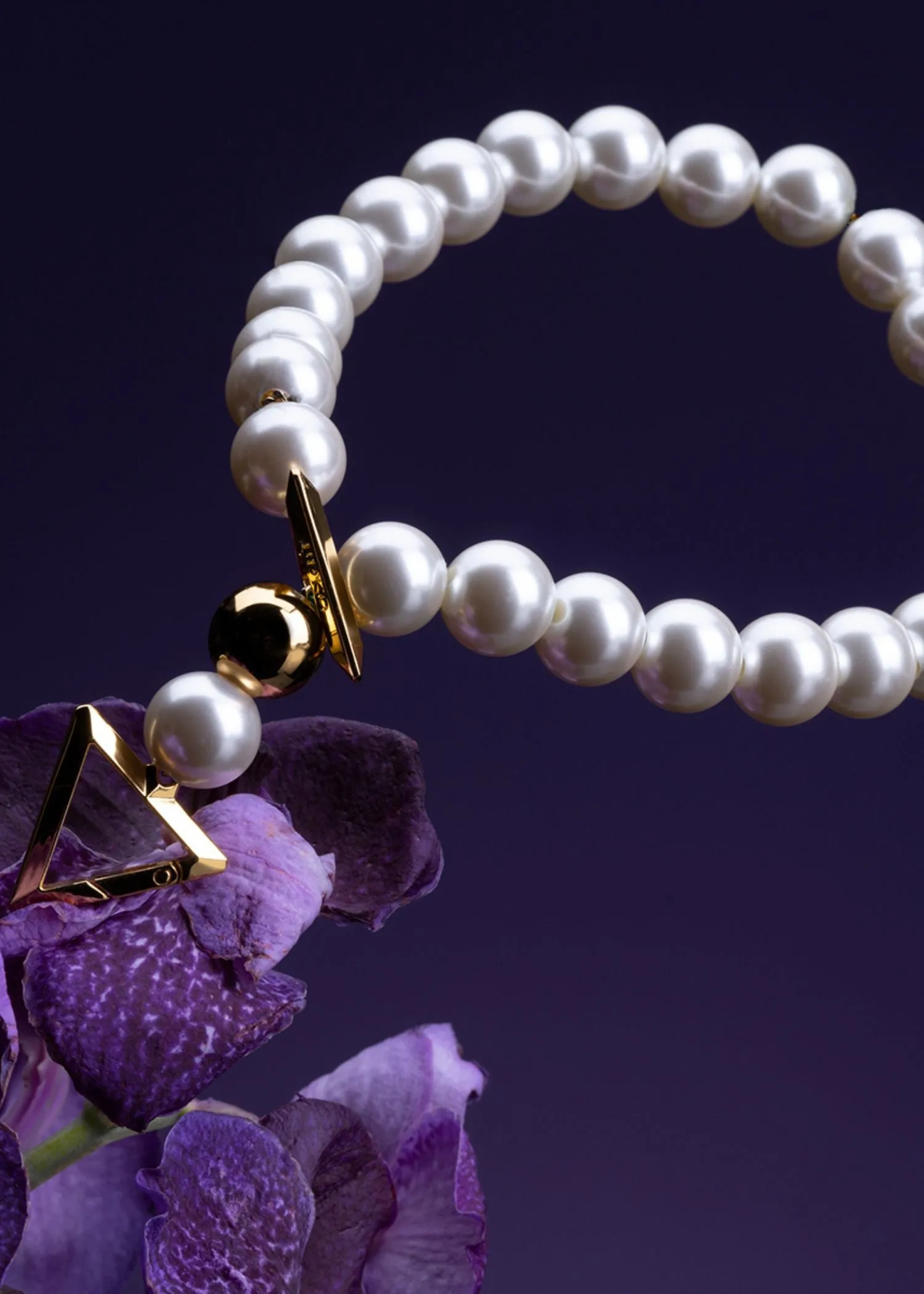 Moist Eyes Pearl Necklace Collar