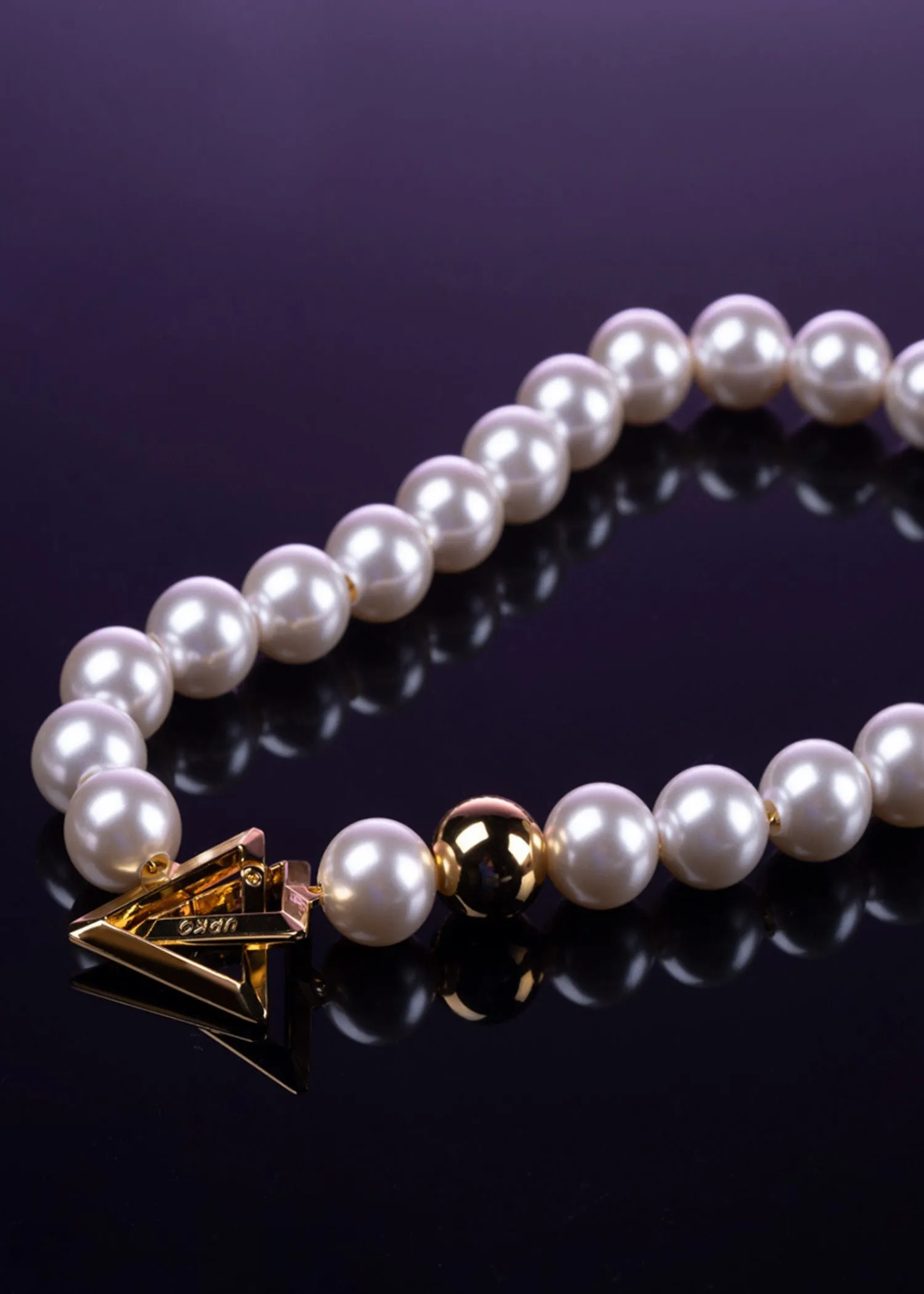 Moist Eyes Pearl Necklace Collar